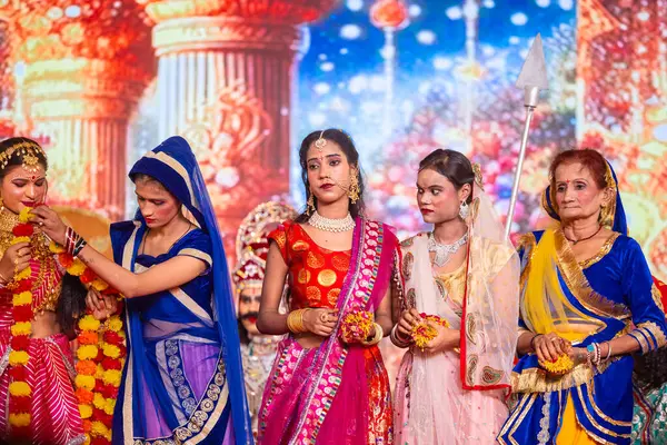 Gaziabad, Uttar Pradesh, Hindistan - 03 Ekim 2024: Hintli sanatçıların portresi Ramlila 'da ramayana adlı Hintli kutsal kitap karakterlerini canlandırıyor..   