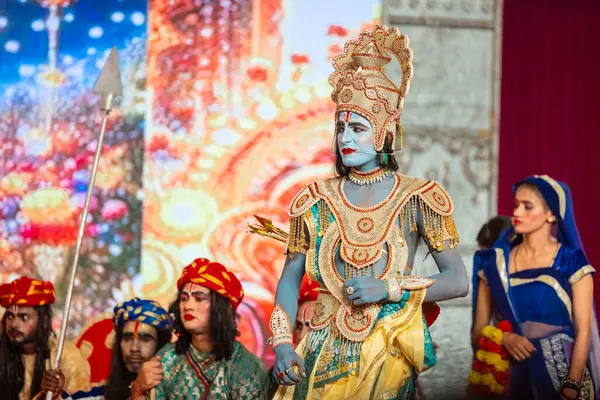 Gaziabad, Uttar Pradesh, Hindistan - 03 Ekim 2024: Hintli sanatçıların portresi Ramlila 'da ramayana adlı Hintli kutsal kitap karakterlerini canlandırıyor..   