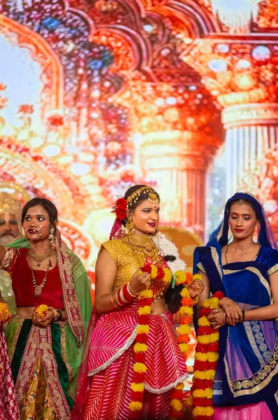 Gaziabad, Uttar Pradesh, Hindistan - 03 Ekim 2024: Hintli sanatçıların portresi Ramlila 'da ramayana adlı Hintli kutsal kitap karakterlerini canlandırıyor..   