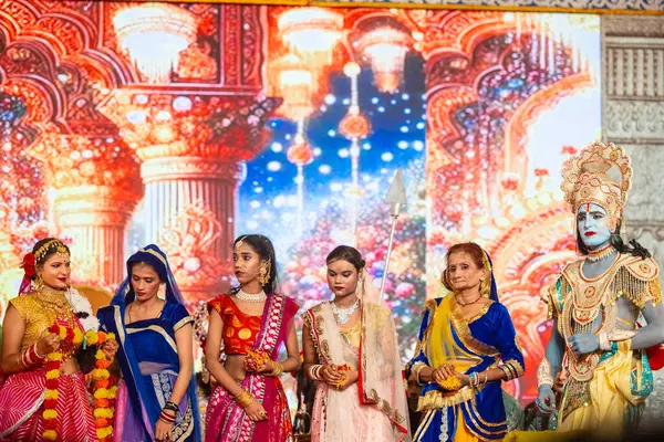 Gaziabad, Uttar Pradesh, Hindistan - 03 Ekim 2024: Hintli sanatçıların portresi Ramlila 'da ramayana adlı Hintli kutsal kitap karakterlerini canlandırıyor..   