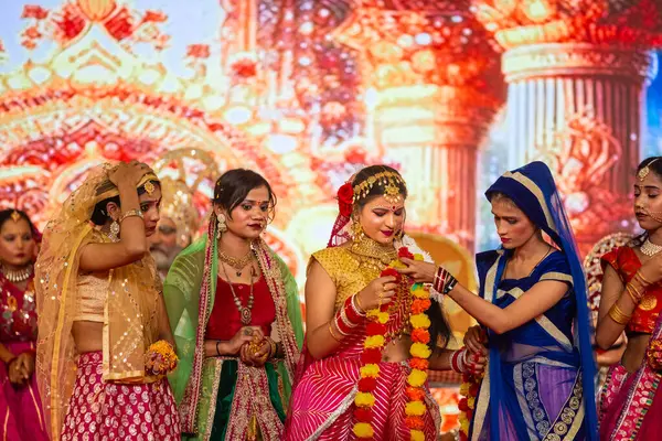 Gaziabad, Uttar Pradesh, Hindistan - 03 Ekim 2024: Hintli sanatçıların portresi Ramlila 'da ramayana adlı Hintli kutsal kitap karakterlerini canlandırıyor..   