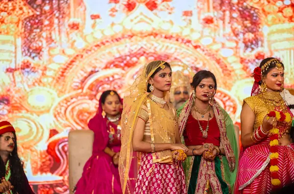 Gaziabad, Uttar Pradesh, Hindistan - 03 Ekim 2024: Hintli sanatçıların portresi Ramlila 'da ramayana adlı Hintli kutsal kitap karakterlerini canlandırıyor..   