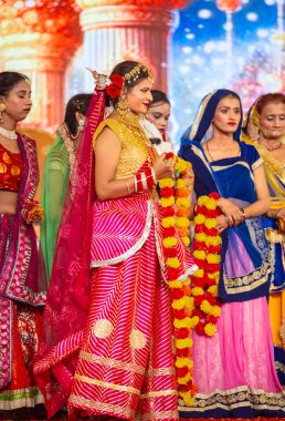 Gaziabad, Uttar Pradesh, Hindistan - 03 Ekim 2024: Hintli sanatçıların portresi Ramlila 'da ramayana adlı Hintli kutsal kitap karakterlerini canlandırıyor..   