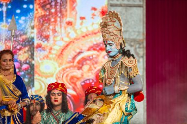 Gaziabad, Uttar Pradesh, Hindistan - 03 Ekim 2024: Hintli sanatçıların portresi Ramlila 'da ramayana adlı Hintli kutsal kitap karakterlerini canlandırıyor..   