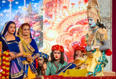 Gaziabad, Uttar Pradesh, Hindistan - 03 Ekim 2024: Hintli sanatçıların portresi Ramlila 'da ramayana adlı Hintli kutsal kitap karakterlerini canlandırıyor..   