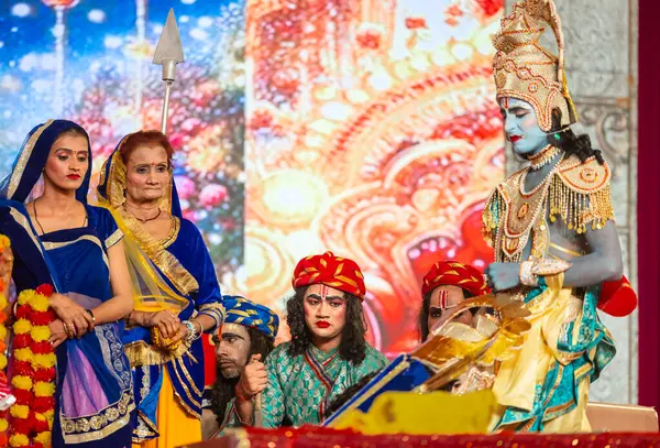 Gaziabad, Uttar Pradesh, Hindistan - 03 Ekim 2024: Hintli sanatçıların portresi Ramlila 'da ramayana adlı Hintli kutsal kitap karakterlerini canlandırıyor..   