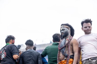 Varanasi, Uttar Pradesh, Hindistan - 20 Mart 2024: Masan Holi, Harishchandra ghat 'ta düzenlenen kutlama sırasında efendi shiva gibi giyinmiş kuru külle boyanmış bir erkek dindar portresi.