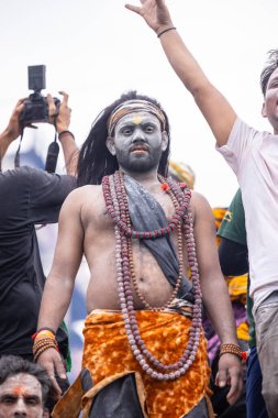Varanasi, Uttar Pradesh, Hindistan - 20 Mart 2024: Masan Holi, Harishchandra ghat 'ta düzenlenen kutlama sırasında efendi shiva gibi giyinmiş kuru külle boyanmış bir erkek dindar portresi.