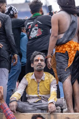 Varanasi, Uttar Pradesh, Hindistan - 20 Mart 2024: Masan Holi, Harishchandra ghat 'ta düzenlenen kutlama sırasında efendi shiva gibi giyinmiş kuru külle boyanmış bir erkek dindar portresi.
