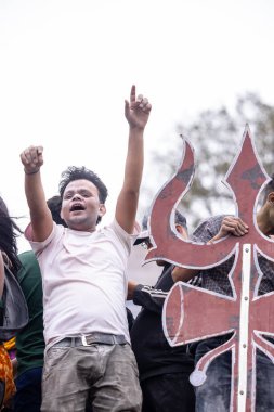 Varanasi, Uttar Pradesh, Hindistan - 20 Mart 2024: Masan Holi, Harishchandra ghat 'ta düzenlenen kutlama sırasında efendi shiva gibi giyinmiş kuru külle boyanmış bir erkek dindar portresi.