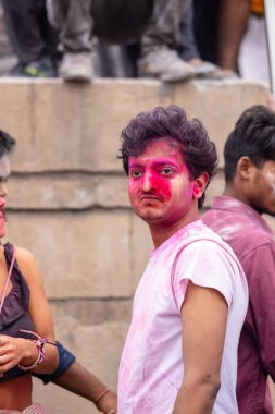Varanasi, Uttar Pradesh, Hindistan - 20 Mart 2024: Masan Holi, Harishchandra ghat 'ta düzenlenen kutlama sırasında efendi shiva gibi giyinmiş kuru külle boyanmış bir erkek dindar portresi.