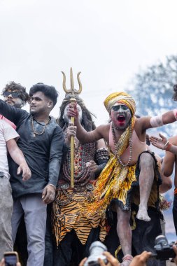 Varanasi, Uttar Pradesh, Hindistan - 20 Mart 2024: Masan Holi, Harishchandra ghat 'ta düzenlenen kutlama sırasında efendi shiva gibi giyinmiş kuru külle boyanmış bir erkek dindar portresi.