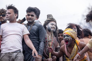 Varanasi, Uttar Pradesh, Hindistan - 20 Mart 2024: Masan Holi, Harishchandra ghat 'ta düzenlenen kutlama sırasında efendi shiva gibi giyinmiş kuru külle boyanmış bir erkek dindar portresi.