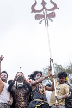 Varanasi, Uttar Pradesh, Hindistan - 20 Mart 2024: Masan Holi, Harishchandra ghat 'ta düzenlenen kutlama sırasında efendi shiva gibi giyinmiş kuru külle boyanmış bir erkek dindar portresi.