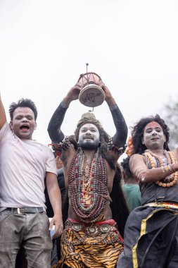 Varanasi, Uttar Pradesh, Hindistan - 20 Mart 2024: Masan Holi, Harishchandra ghat 'ta düzenlenen kutlama sırasında efendi shiva gibi giyinmiş kuru külle boyanmış bir erkek dindar portresi.