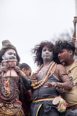Varanasi, Uttar Pradesh, Hindistan - 20 Mart 2024: Masan Holi, Harishchandra ghat 'ta düzenlenen kutlama sırasında efendi shiva gibi giyinmiş kuru külle boyanmış bir erkek dindar portresi.