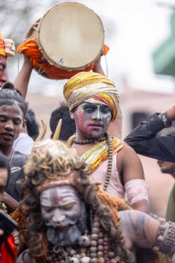 Varanasi, Uttar Pradesh, Hindistan - 20 Mart 2024: Masan Holi, Harishchandra ghat 'ta düzenlenen kutlama sırasında efendi shiva gibi giyinmiş kuru külle boyanmış bir erkek dindar portresi.