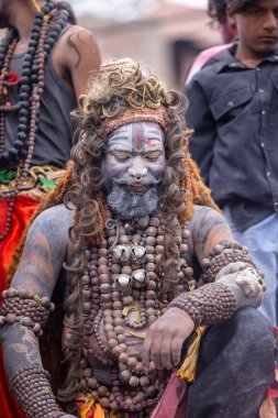 Varanasi, Uttar Pradesh, Hindistan - 20 Mart 2024: Masan Holi, Harishchandra ghat 'ta düzenlenen kutlama sırasında efendi shiva gibi giyinmiş kuru külle boyanmış bir erkek dindar portresi.