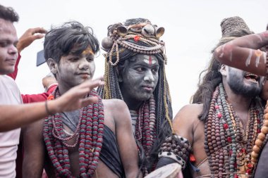 Varanasi, Uttar Pradesh, Hindistan - 20 Mart 2024: Masan Holi, Harishchandra ghat 'ta düzenlenen kutlama sırasında efendi shiva gibi giyinmiş kuru külle boyanmış bir erkek dindar portresi.