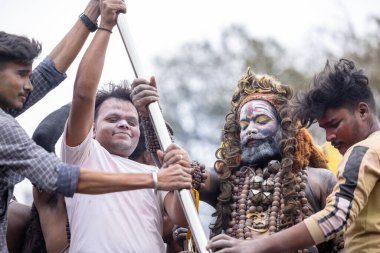 Varanasi, Uttar Pradesh, Hindistan - 20 Mart 2024: Masan Holi, Harishchandra ghat 'ta düzenlenen kutlama sırasında efendi shiva gibi giyinmiş kuru külle boyanmış bir erkek dindar portresi.