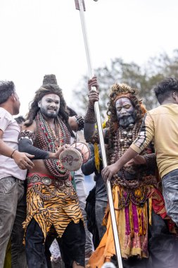 Varanasi, Uttar Pradesh, Hindistan - 20 Mart 2024: Masan Holi, Harishchandra ghat 'ta düzenlenen kutlama sırasında efendi shiva gibi giyinmiş kuru külle boyanmış bir erkek dindar portresi.