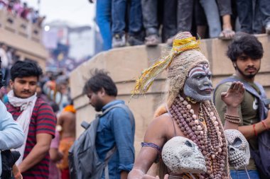Varanasi, Uttar Pradesh, Hindistan - 20 Mart 2024: Masan Holi, Harishchandra ghat 'ta düzenlenen kutlama sırasında efendi shiva gibi giyinmiş kuru külle boyanmış bir erkek dindar portresi.