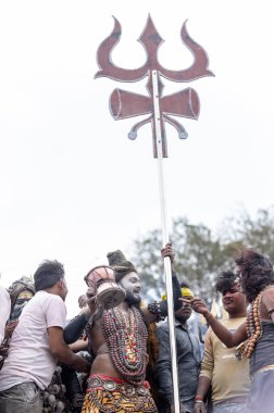 Varanasi, Uttar Pradesh, Hindistan - 20 Mart 2024: Masan Holi, Harishchandra ghat 'ta düzenlenen kutlama sırasında efendi shiva gibi giyinmiş kuru külle boyanmış bir erkek dindar portresi.