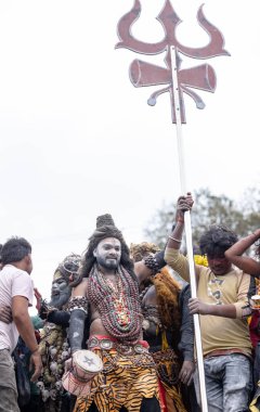 Varanasi, Uttar Pradesh, Hindistan - 20 Mart 2024: Masan Holi, Harishchandra ghat 'ta düzenlenen kutlama sırasında efendi shiva gibi giyinmiş kuru külle boyanmış bir erkek dindar portresi.