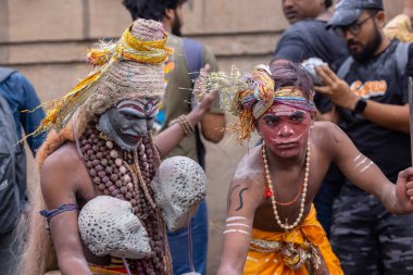 Varanasi, Uttar Pradesh, Hindistan - 20 Mart 2024: Masan Holi, Harishchandra ghat 'ta düzenlenen kutlama sırasında efendi shiva gibi giyinmiş kuru külle boyanmış bir erkek dindar portresi.