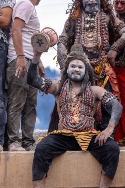 Varanasi, Uttar Pradesh, Hindistan - 20 Mart 2024: Masan Holi, Harishchandra ghat 'ta düzenlenen kutlama sırasında efendi shiva gibi giyinmiş kuru külle boyanmış bir erkek dindar portresi.