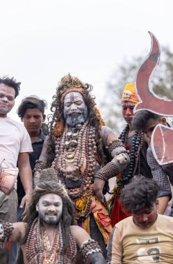 Varanasi, Uttar Pradesh, Hindistan - 20 Mart 2024: Masan Holi, Harishchandra ghat 'ta düzenlenen kutlama sırasında efendi shiva gibi giyinmiş kuru külle boyanmış bir erkek dindar portresi.