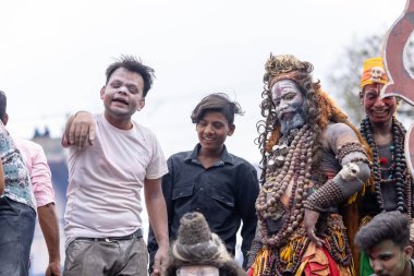 Varanasi, Uttar Pradesh, Hindistan - 20 Mart 2024: Masan Holi, Harishchandra ghat 'ta düzenlenen kutlama sırasında efendi shiva gibi giyinmiş kuru külle boyanmış bir erkek dindar portresi.