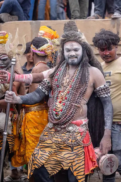Varanasi, Uttar Pradesh, Hindistan - 20 Mart 2024: Masan Holi, Harishchandra ghat 'ta düzenlenen kutlama sırasında efendi shiva gibi giyinmiş kuru külle boyanmış bir erkek dindar portresi.