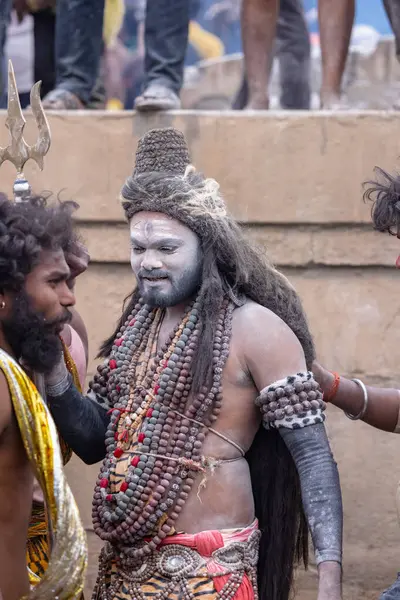 Varanasi, Uttar Pradesh, Hindistan - 20 Mart 2024: Masan Holi, Harishchandra ghat 'ta düzenlenen kutlama sırasında efendi shiva gibi giyinmiş kuru külle boyanmış bir erkek dindar portresi.
