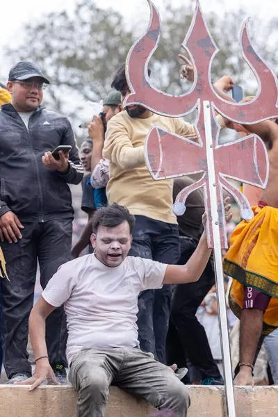 Varanasi, Uttar Pradesh, Hindistan - 20 Mart 2024: Masan Holi, Harishchandra ghat 'ta düzenlenen kutlama sırasında efendi shiva gibi giyinmiş kuru külle boyanmış bir erkek dindar portresi.