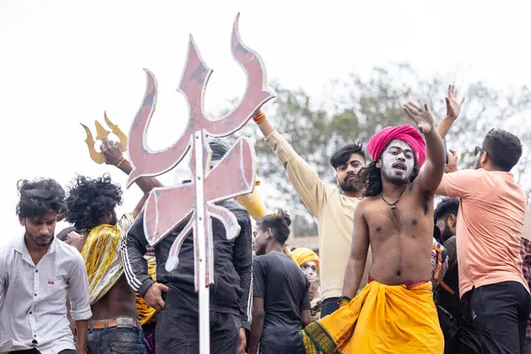 Varanasi, Uttar Pradesh, Hindistan - 20 Mart 2024: Masan Holi, Harishchandra ghat 'ta düzenlenen kutlama sırasında efendi shiva gibi giyinmiş kuru külle boyanmış bir erkek dindar portresi.