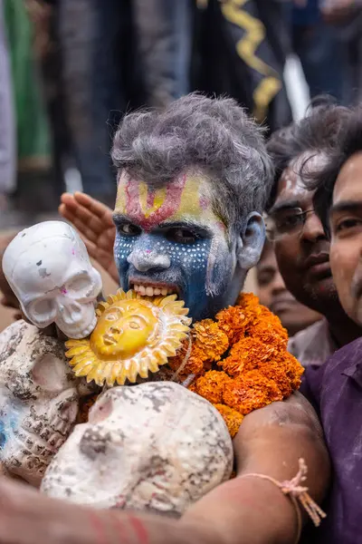 Varanasi, Uttar Pradesh, Hindistan - 20 Mart 2024: Masan Holi, Harishchandra ghat 'ta düzenlenen kutlama sırasında efendi shiva gibi giyinmiş kuru külle boyanmış bir erkek dindar portresi.