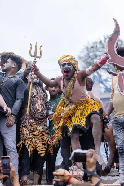 Varanasi, Uttar Pradesh, Hindistan - 20 Mart 2024: Masan Holi, Harishchandra ghat 'ta düzenlenen kutlama sırasında efendi shiva gibi giyinmiş kuru külle boyanmış bir erkek dindar portresi.