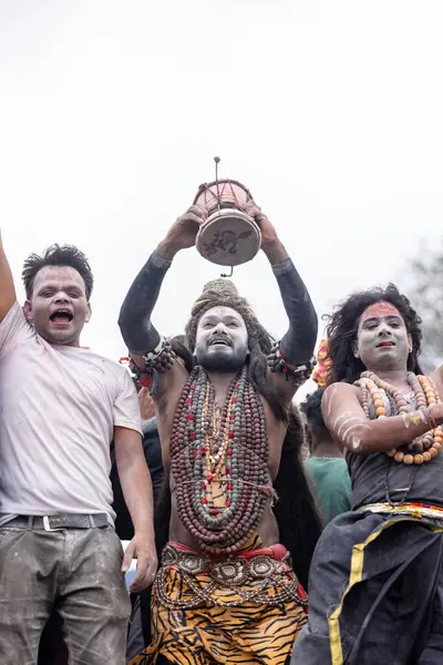 Varanasi, Uttar Pradesh, Hindistan - 20 Mart 2024: Masan Holi, Harishchandra ghat 'ta düzenlenen kutlama sırasında efendi shiva gibi giyinmiş kuru külle boyanmış bir erkek dindar portresi.