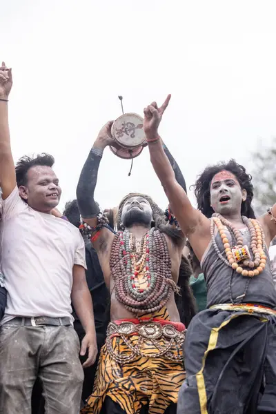 Varanasi, Uttar Pradesh, Hindistan - 20 Mart 2024: Masan Holi, Harishchandra ghat 'ta düzenlenen kutlama sırasında efendi shiva gibi giyinmiş kuru külle boyanmış bir erkek dindar portresi.