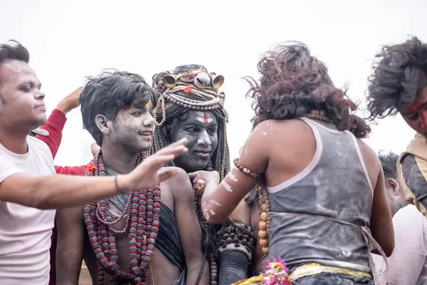 Varanasi, Uttar Pradesh, Hindistan - 20 Mart 2024: Masan Holi, Harishchandra ghat 'ta düzenlenen kutlama sırasında efendi shiva gibi giyinmiş kuru külle boyanmış bir erkek dindar portresi.