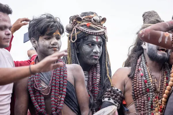 Varanasi, Uttar Pradesh, Hindistan - 20 Mart 2024: Masan Holi, Harishchandra ghat 'ta düzenlenen kutlama sırasında efendi shiva gibi giyinmiş kuru külle boyanmış bir erkek dindar portresi.