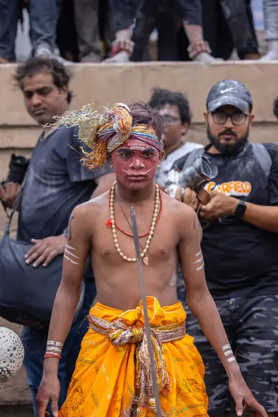 Varanasi, Uttar Pradesh, Hindistan - 20 Mart 2024: Masan Holi, Harishchandra ghat 'ta düzenlenen kutlama sırasında efendi shiva gibi giyinmiş kuru külle boyanmış bir erkek dindar portresi.