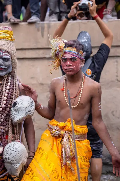 Varanasi, Uttar Pradesh, Hindistan - 20 Mart 2024: Masan Holi, Harishchandra ghat 'ta düzenlenen kutlama sırasında efendi shiva gibi giyinmiş kuru külle boyanmış bir erkek dindar portresi.