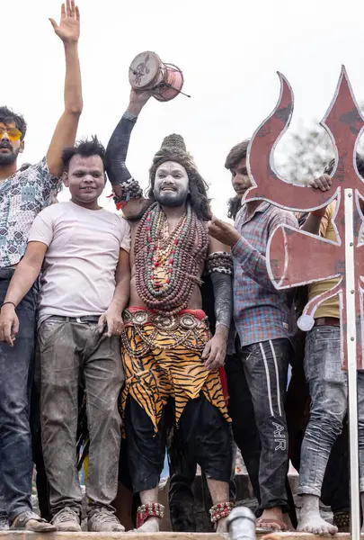 Varanasi, Uttar Pradesh, Hindistan - 20 Mart 2024: Masan Holi, Harishchandra ghat 'ta düzenlenen kutlama sırasında efendi shiva gibi giyinmiş kuru külle boyanmış bir erkek dindar portresi.