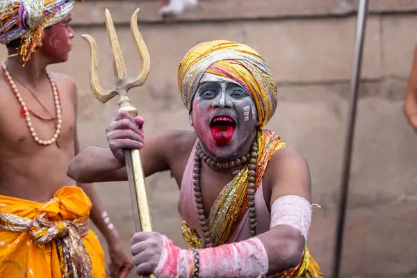 Varanasi, Uttar Pradesh, Hindistan - 20 Mart 2024: Masan Holi, Harishchandra ghat 'ta düzenlenen kutlama sırasında efendi shiva gibi giyinmiş kuru külle boyanmış bir erkek dindar portresi.