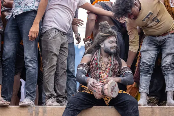 Varanasi, Uttar Pradesh, Hindistan - 20 Mart 2024: Masan Holi, Harishchandra ghat 'ta düzenlenen kutlama sırasında efendi shiva gibi giyinmiş kuru külle boyanmış bir erkek dindar portresi.