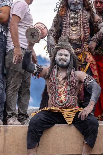Varanasi, Uttar Pradesh, Hindistan - 20 Mart 2024: Masan Holi, Harishchandra ghat 'ta düzenlenen kutlama sırasında efendi shiva gibi giyinmiş kuru külle boyanmış bir erkek dindar portresi.