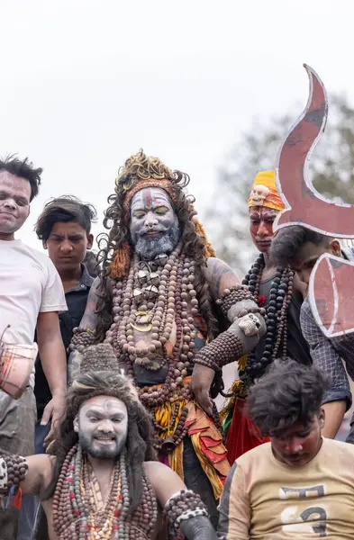 Varanasi, Uttar Pradesh, Hindistan - 20 Mart 2024: Masan Holi, Harishchandra ghat 'ta düzenlenen kutlama sırasında efendi shiva gibi giyinmiş kuru külle boyanmış bir erkek dindar portresi.