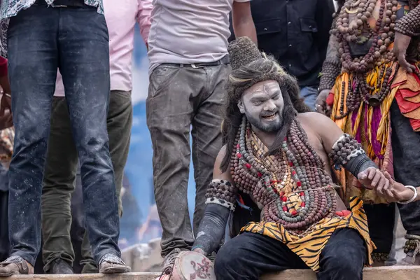 Varanasi, Uttar Pradesh, Hindistan - 20 Mart 2024: Masan Holi, Harishchandra ghat 'ta düzenlenen kutlama sırasında efendi shiva gibi giyinmiş kuru külle boyanmış bir erkek dindar portresi.